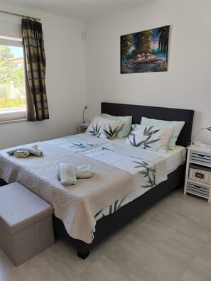 4 soverom, strykejern/-brett, barnesenger og reiseseng for barn