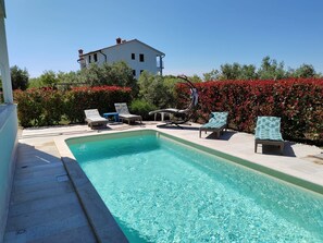 Outdoor pool, sun loungers - Villa with Pool and Sea View in Fazana - Horizont (Fažana)