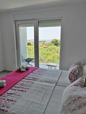 4 bedrooms, iron/ironing board, cribs/infant beds, travel crib - Villa with Pool and Sea View in Fazana - Horizont (Fažana)