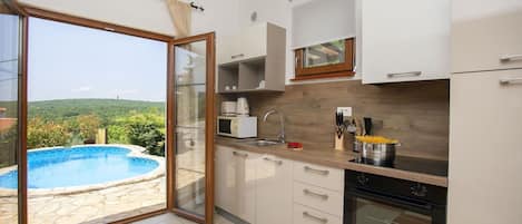 Fridge, microwave, oven, stovetop
