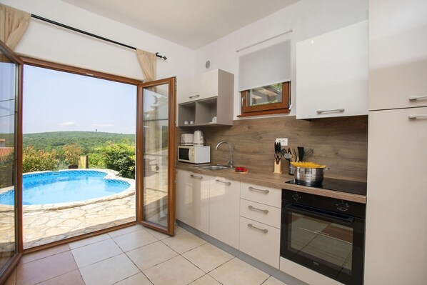 Geladeira, micro-ondas, fogão, cooktop