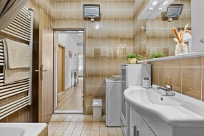 Badewanne, Haartrockner, Handtücher, Toilettenpapier
