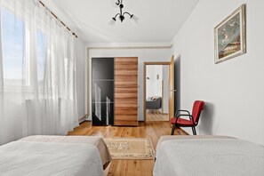 2 bedrooms, iron/ironing board, travel cot, free WiFi