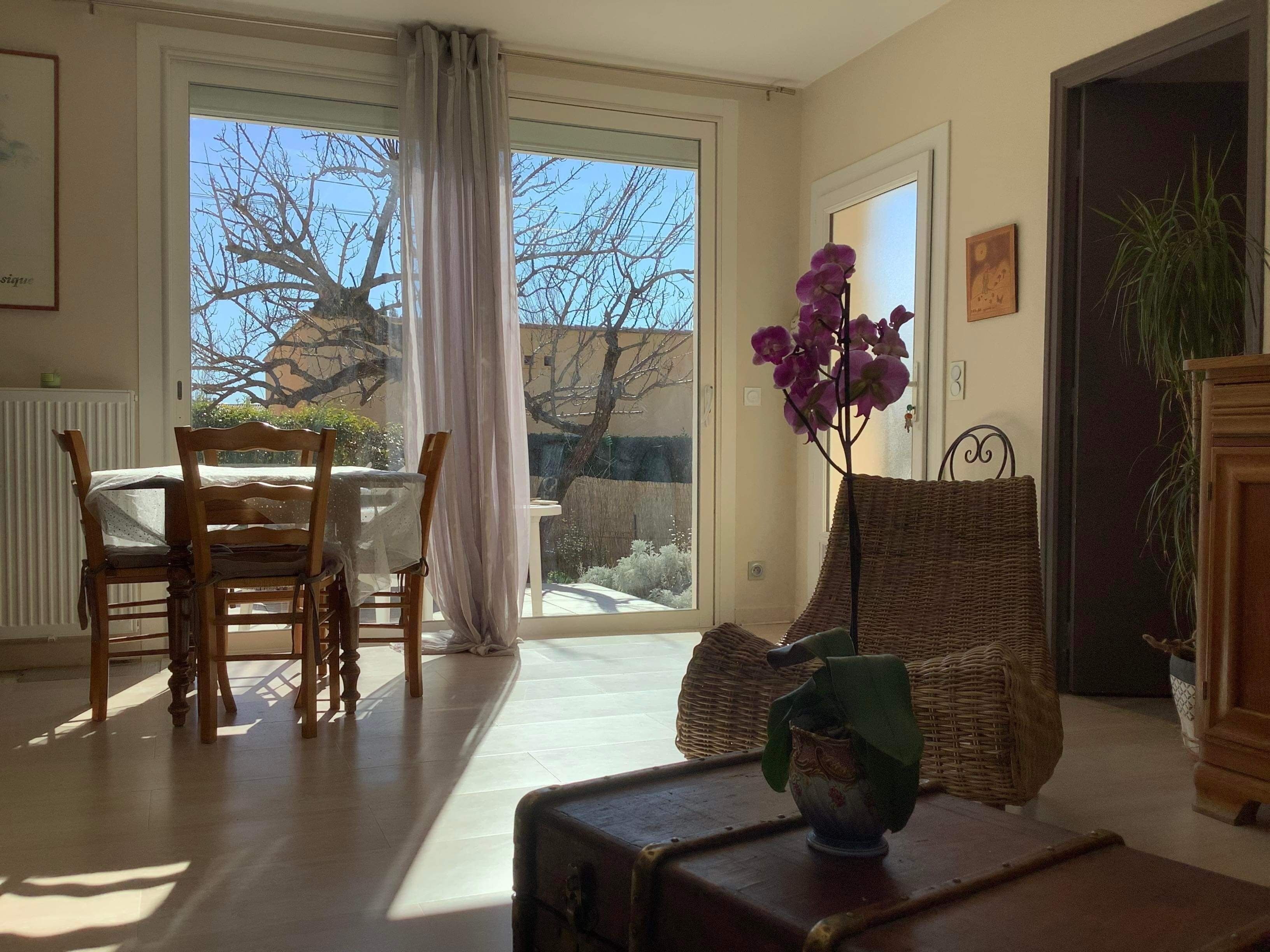 Télévision, lecteur de DVD, livres