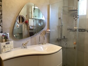 Dusche, Haartrockner, Handtücher