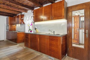 Kjøleskap, mikrobølgeovn, ovn og kokeplater