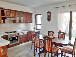 Kühlschrank, Mikrowelle, Ofen, Herdplatte