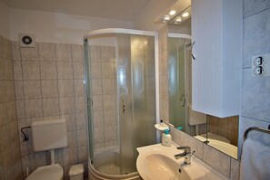 Shower, hair dryer, towels, shampoo - Apartment Denis with Terrace & Lovely Garden (Pula)