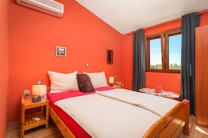 4 bedrooms, iron/ironing board, travel cot, free WiFi
