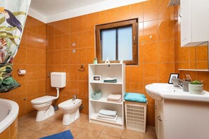 Badewanne, Haartrockner, Handtücher, Toilettenpapier