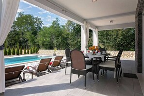 Outdoor dining - Villa Sofia with Private Pool (Santalezi)