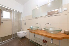 Douche, sèche-cheveux, serviettes fournies, papier toilette