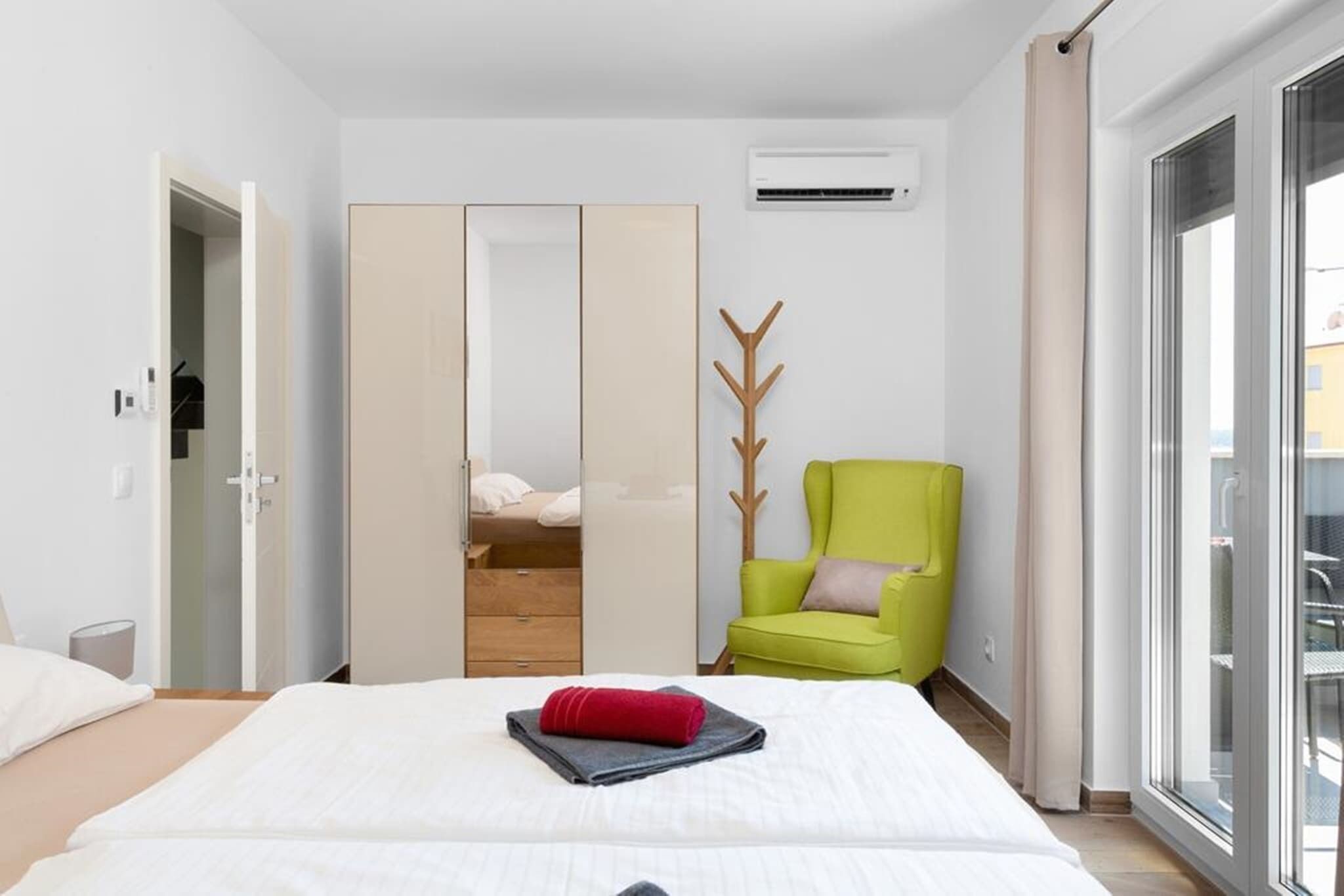 5 habitaciones, tabla de planchar con plancha y cuna de viaje 