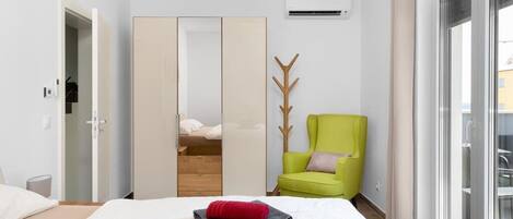 5 habitaciones, tabla de planchar con plancha y cuna de viaje