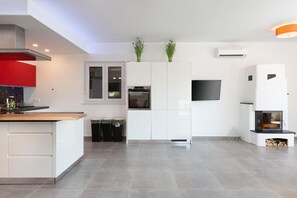 Kjøleskap, mikrobølgeovn, ovn og kokeplater