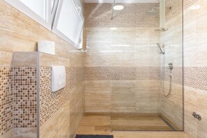Bathtub, hair dryer, towels, soap - Villa Histra with Swimming Pool and Sea View (Ližnjan)