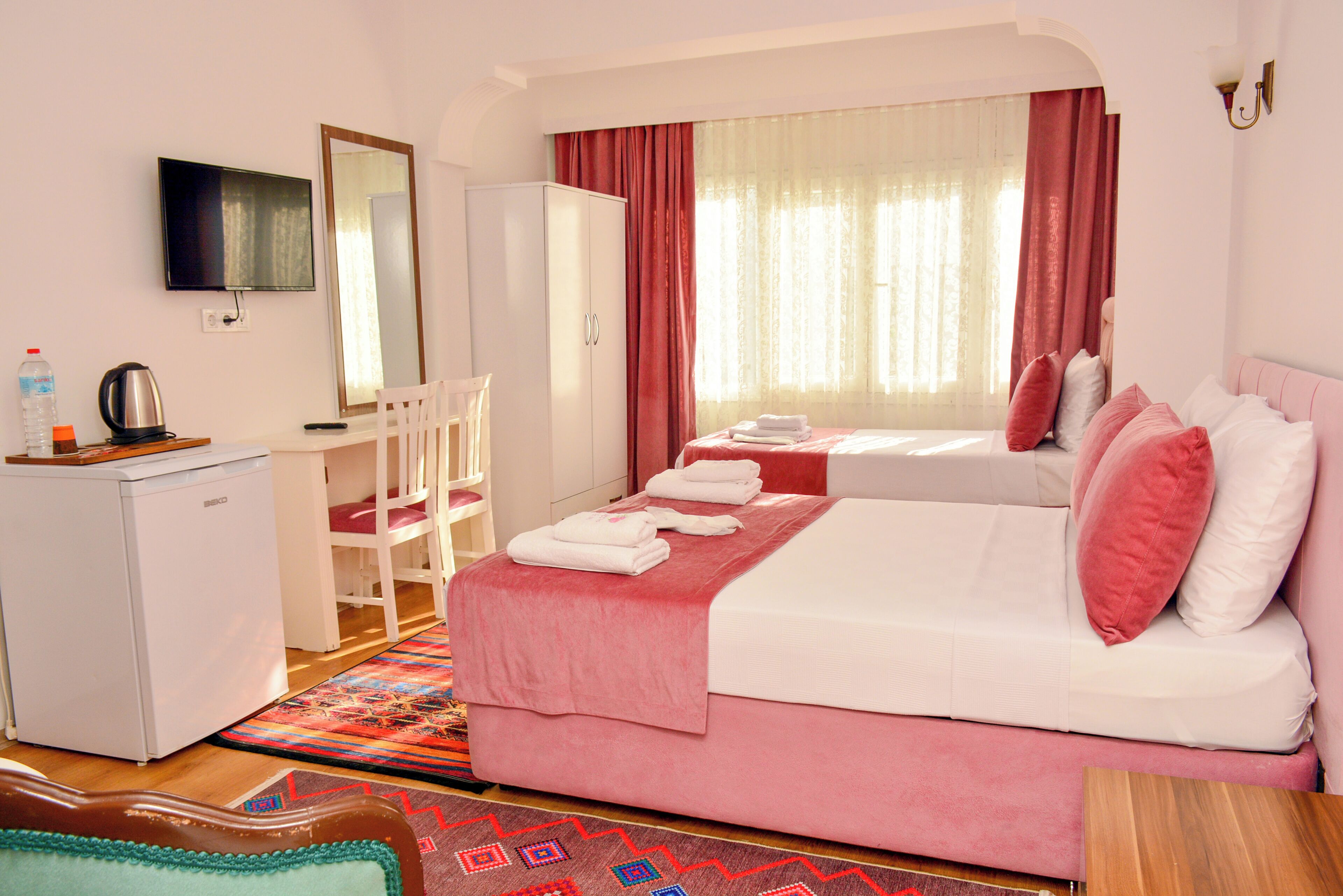 Egyptian cotton sheets, premium bedding, minibar, desk
