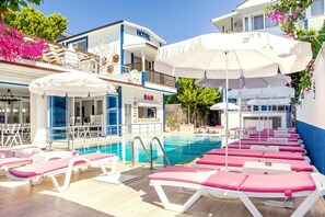 Outdoor pool, open 9:30 AM to 8:00 PM, pool umbrellas, sun loungers - Merve Butik Otel (Didim)