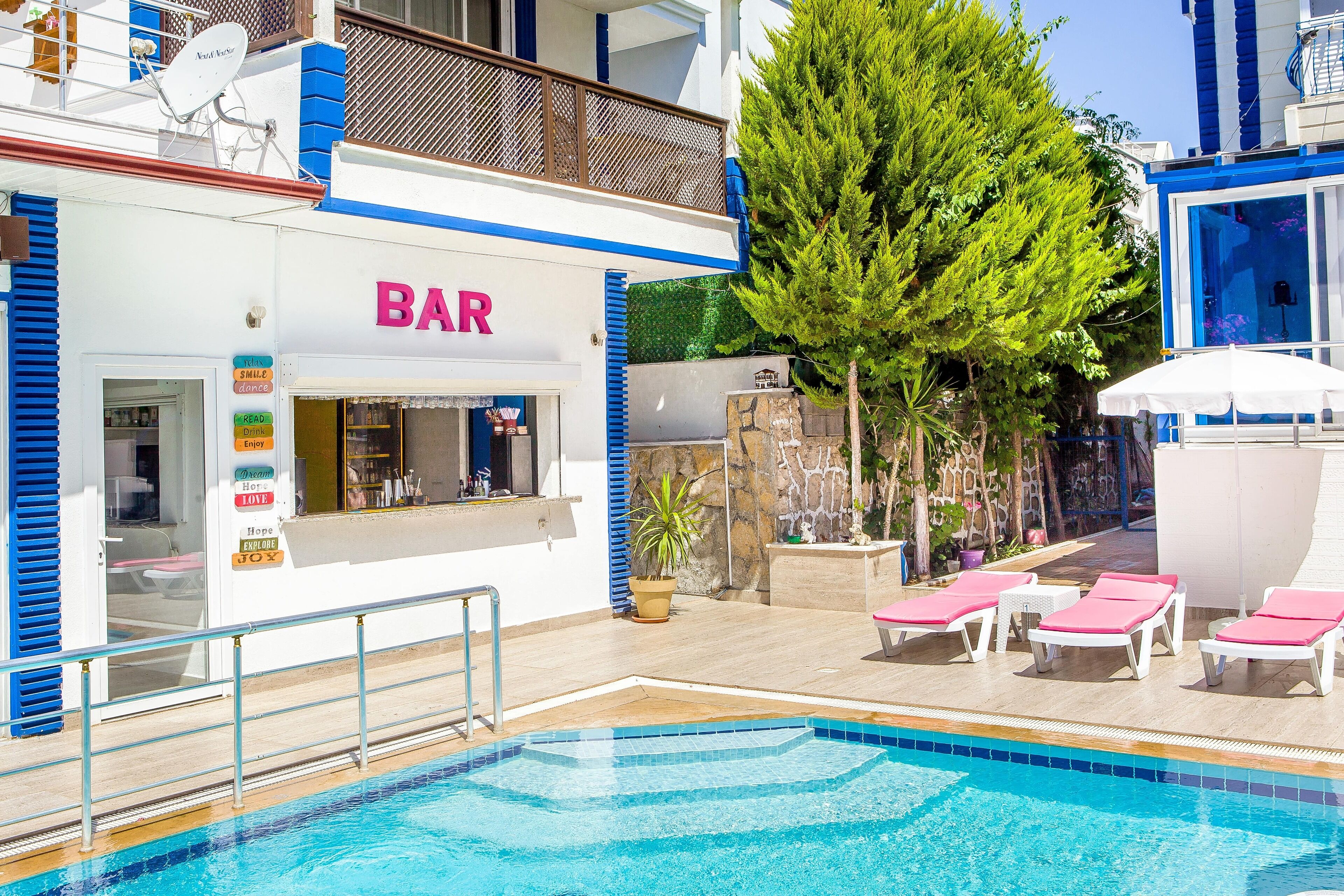 Bar en la piscina