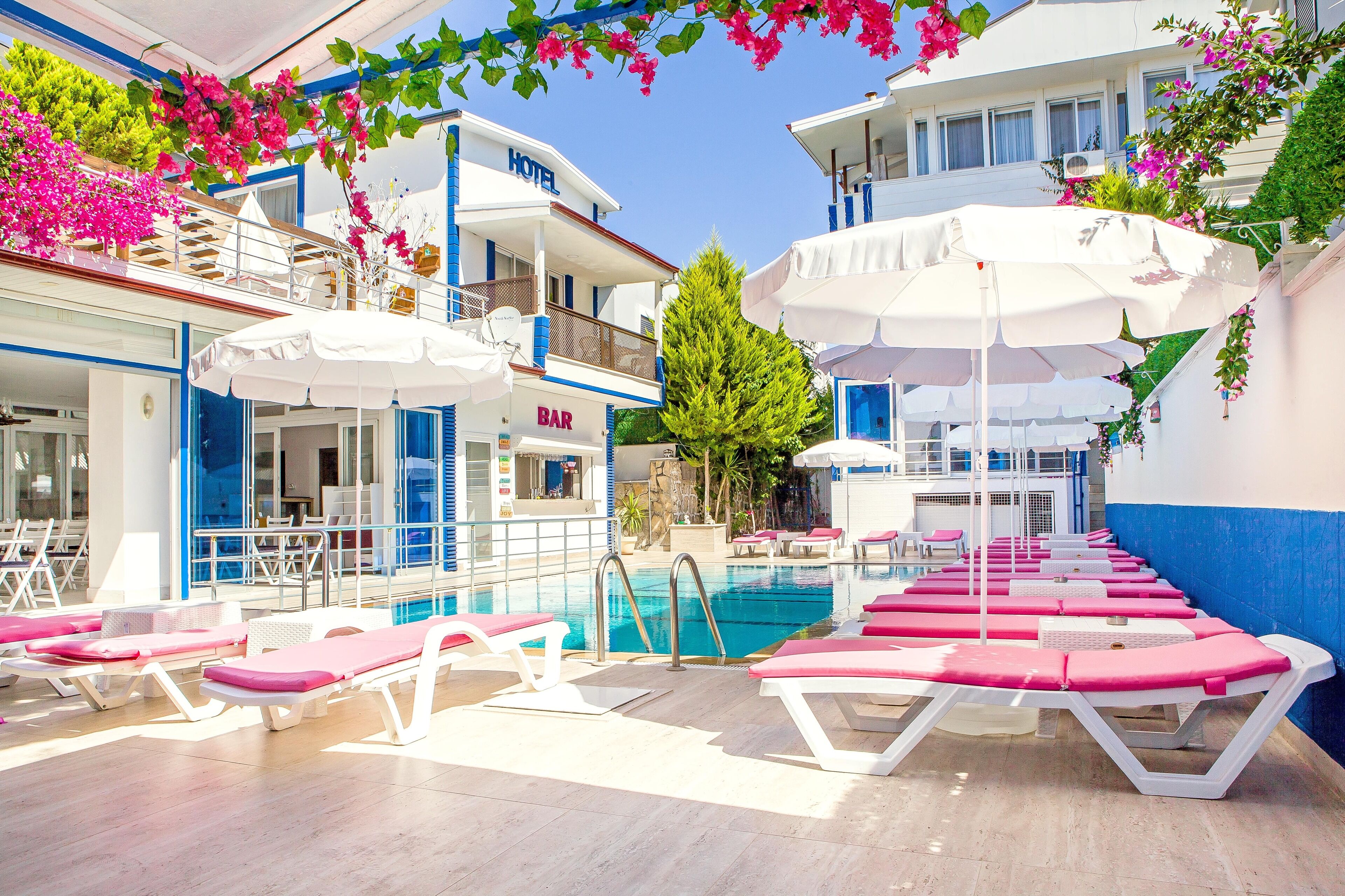 Piscina externa, funciona das 8h às 22h, guarda-sóis, espreguiçadeiras