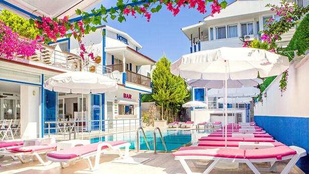 Outdoor pool, open 9:30 AM to 8:00 PM, pool umbrellas, sun loungers - Merve Butik Otel (Didim)