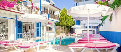 Piscine extérieure, parasols de plage, chaises longues