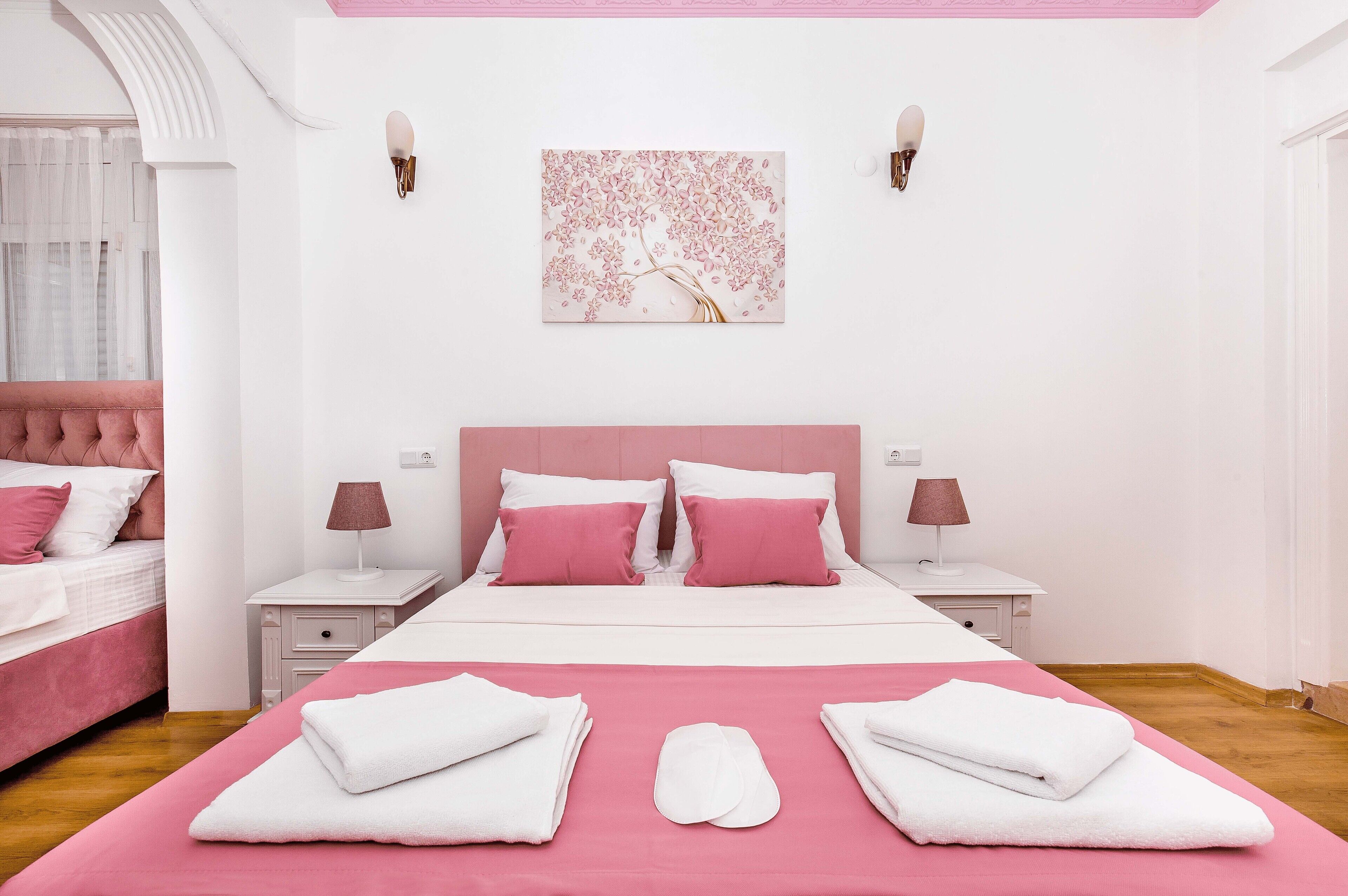 Egyptian cotton sheets, premium bedding, minibar, desk