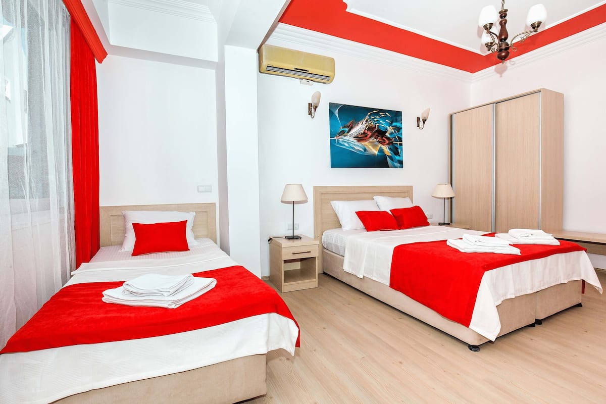Habitación triple Deluxe | Sábanas de algodón egipcio, ropa de cama de alta calidad y minibar