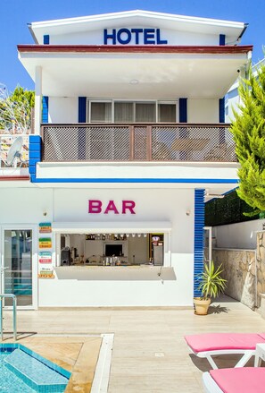 Bar en milieu de piscine