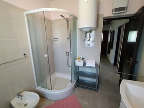 Bathtub, hair dryer, towels, toilet paper - Relaxing Holiday Home Sabina - Private Pool (Pula)