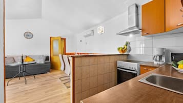 Kjøleskap, mikrobølgeovn, ovn og kokeplater