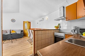 Fridge, microwave, oven, stovetop - Holiday Home Mario with Private Pool (Pula)