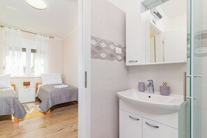 Shower, hair dryer, towels, soap - Modern, Elegant Apartment Anna (Rosemary) (Medulin)