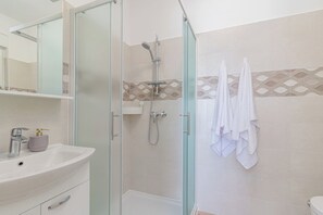 تجهيزات دش، مجففات شعر، مناشف، صابون