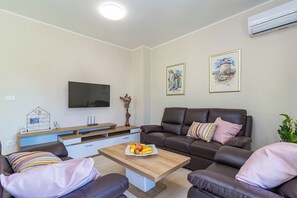 TV - Modern, Elegant Apartment Anna (Rosemary) (Medulin)