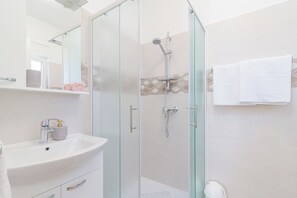 Douche, sèche-cheveux, serviettes fournies, papier toilette