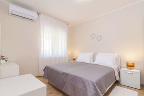 2 bedrooms, iron/ironing board, travel cot, free WiFi - Modern, Elegant Apartment Laurus (Rosemary) (Medulin)