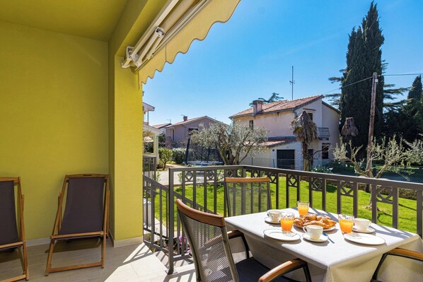 Outdoor dining - Modern, Elegant Apartment Salvia (Rosemary) (Medulin)