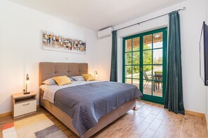 3 soverom, safe på rommet, strykejern/-brett og reiseseng for barn