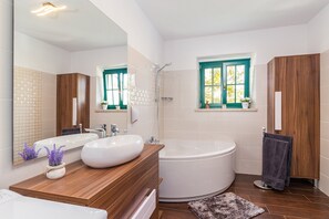 Badekar, hårføner, håndklær og såpe