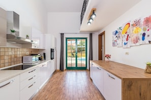 ثلاجة، ميكروويف، فرن، موقد طهي مسطح