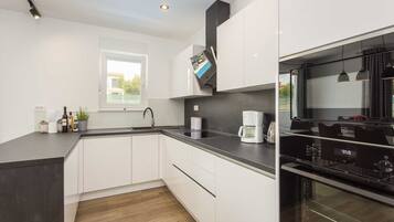 Kühlschrank, Mikrowelle, Ofen, Herdplatte