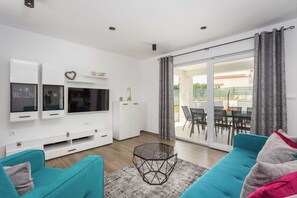 TV - Holiday Home Greta with Private Pool (Salakovci)