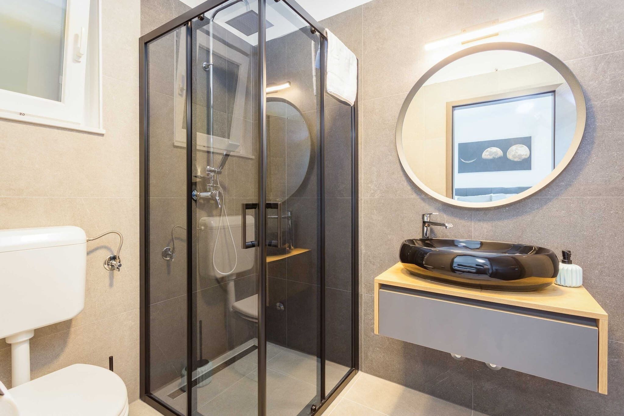 Dusche, Haartrockner, Handtücher, Toilettenpapier