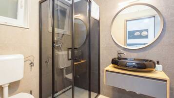 Dusche, Haartrockner, Handtücher, Toilettenpapier