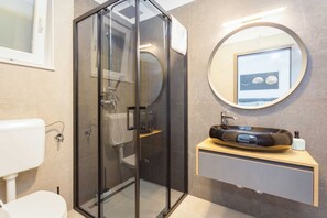 Bruser, hårtørrer, håndklæder, Toiletpapir