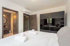 4 habitaciones, tabla de planchar con plancha, cunas y cuna de viaje 