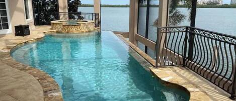 حمّام سباحة خارجي، حمّام سباحة مُدفَّأ