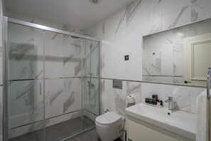 Combined shower/bathtub, slippers, towels