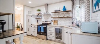 Stunning Lake House 4Bdm w/ Sandy Beach Access